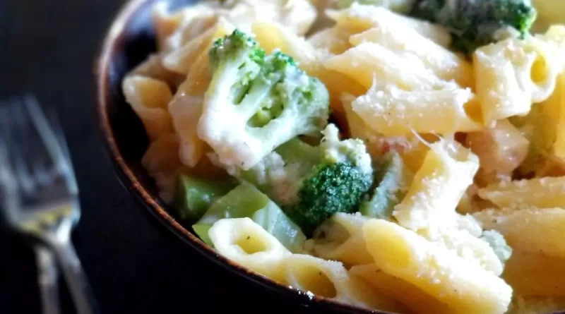 Como Fazer Macarrão com Brócolis e Molho Branco Irresistível